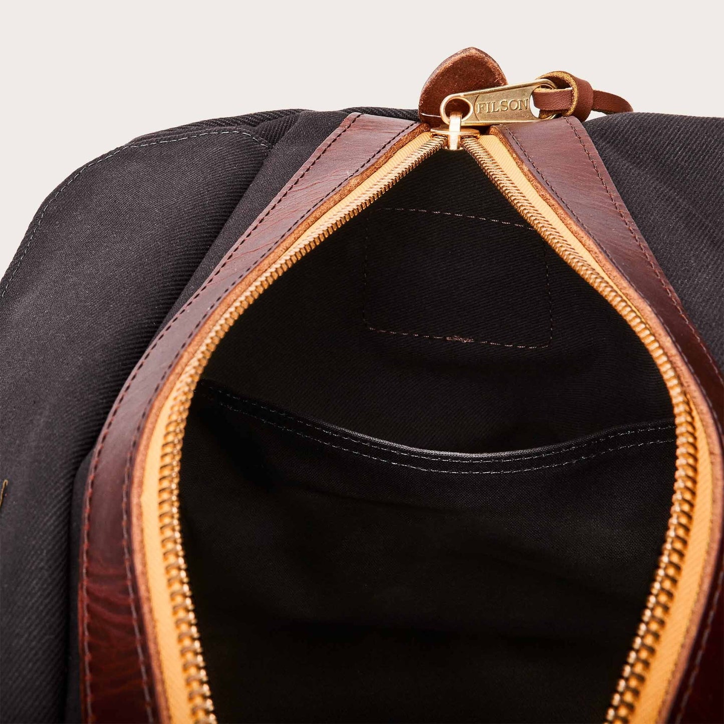 TRAVELLER MEDIUM DUFFLE BAG