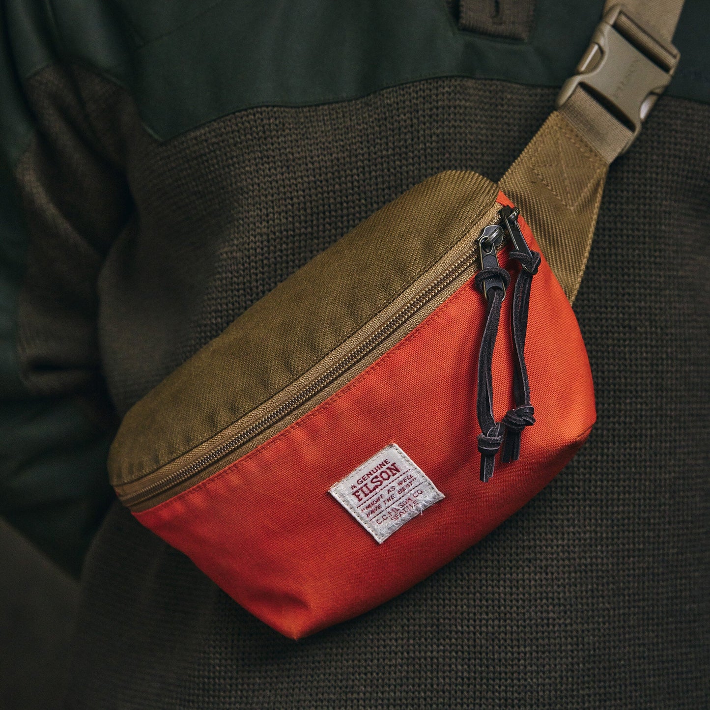 SURVEYOR CROSSBODY PACK